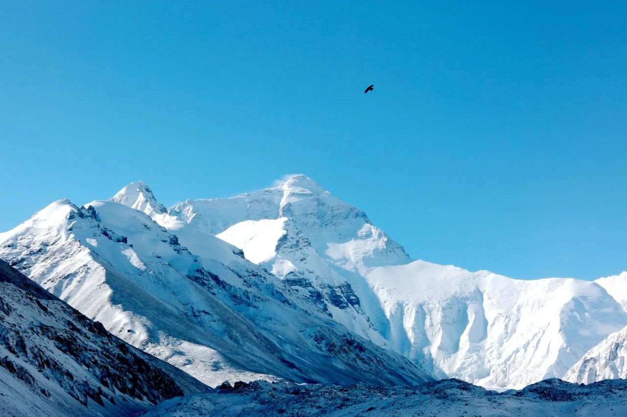 On the afternoon of April 30, the first press conference of the 2020 Mount Everest elevation measurement was held at the Everest Base Camp, and the 2020 Mount Everest elevation measurement was officially launched.